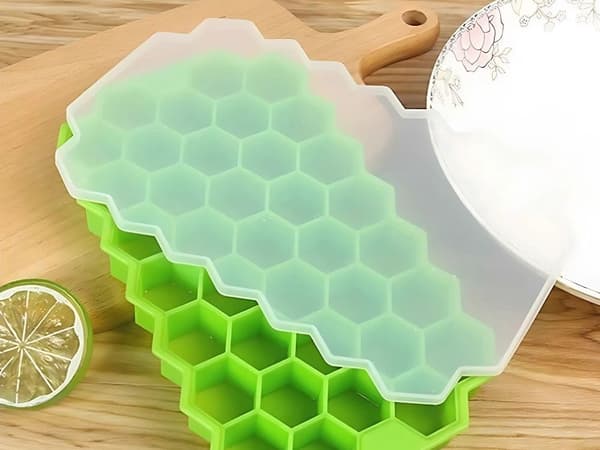 Isterningeform silikone 37 isterninger hexagon 18x11x2 cm blandede farver