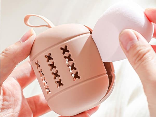 Ventileret holder til makeupsvamp i silikone 7x5,5 cm pastelmix
