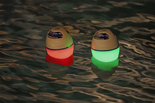 Kelluva Bluetooth-kaiutin LED-valolla 7 lägeä vesitiivis 6 h
