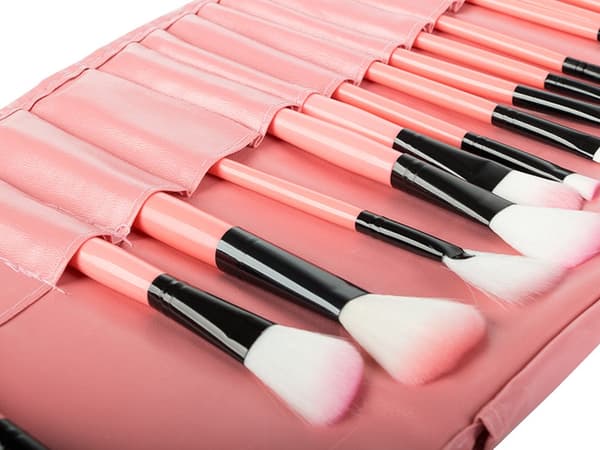 Makeuppenselsæt 24 dele syntetiske børster rosa/sort med etui