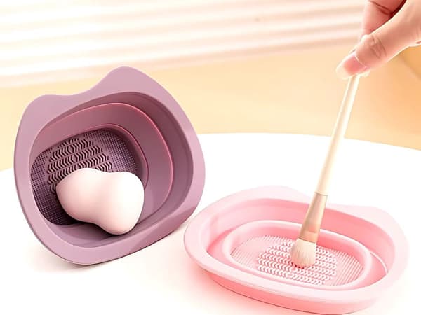 Renseskål til makeuppensler og makeupsvampe i silikone mixfarve
