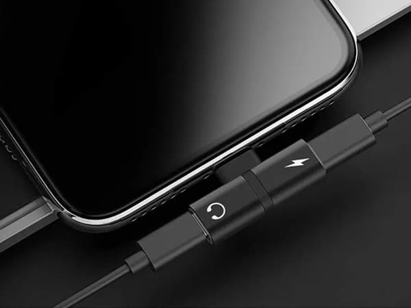 Lightning-adapteri 2-in-1 -splitteri lataukseen ja kuulokkeille musta