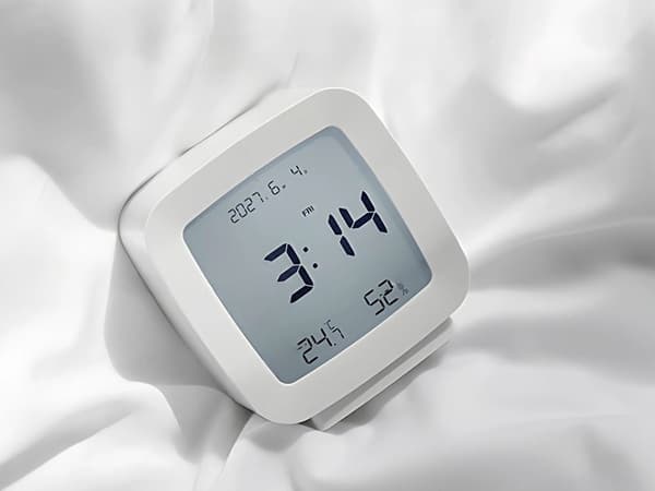 Digitalt vækkeur LCD med dato temp luftfugtighed hvid 8x8,5 cm