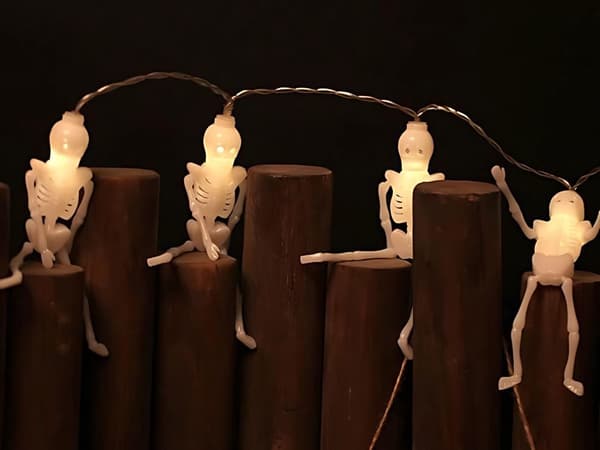 Halloween ljusslinga 2 m med 10 skelett LED varmvit batteridriven