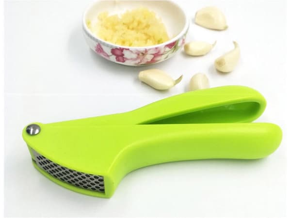 Hvidløgspresser rustfrit stål/plast 15,5 cm blandet farve grøn/rød