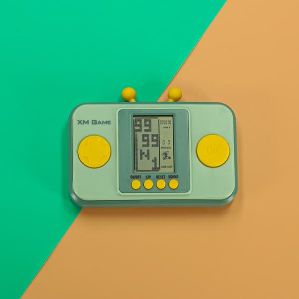 Handhållen retro spelkonsol grön med inbyggda spel, 2x AAA (ingår ej) Grön