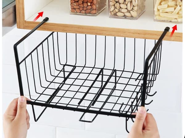 Hængende opbevaringskurv til under hylde med 5 kroge sort metal