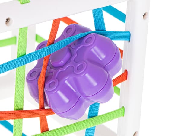 Aktivitetskube med elastiska band och 6 formblock 12 cm, 12+ mån multifärg