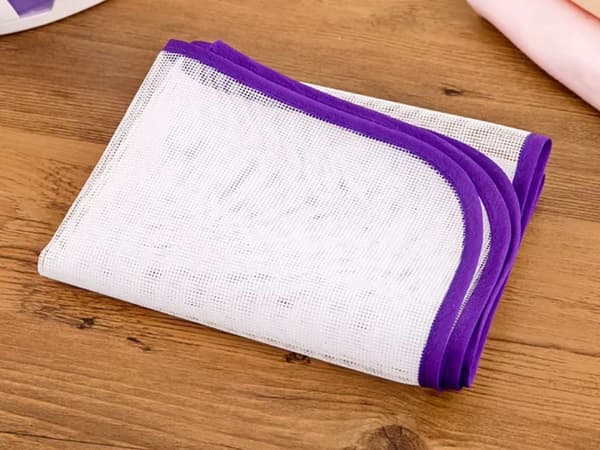 Strykduk skydd i mesh 90 x 40 cm lila med elastisk handrem