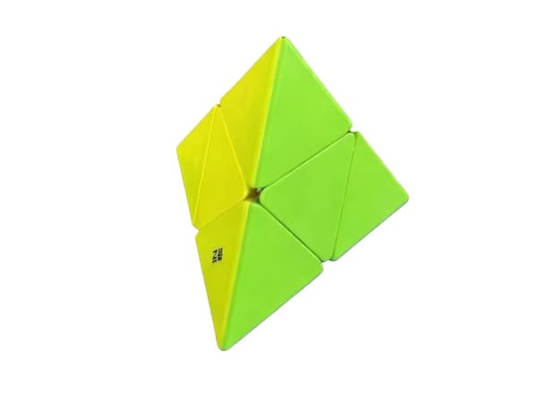 Pyraminx 3D-palapeli muovinen pyramidi 9,5 cm monivärinen