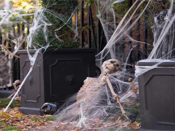 Halloween edderkoppespind hvidt, strækbart inkl. 4 edderkopper
