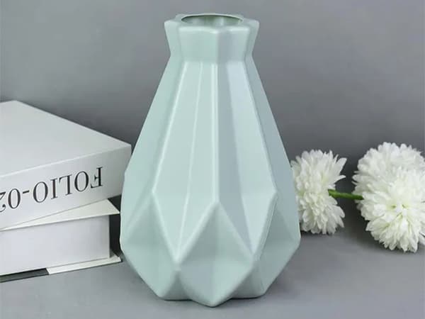 Plastvase 20 cm 1,5 L geometrisk form, blandede farver (tilfældig)