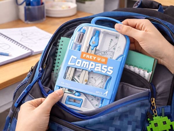 Geometrisæt 9 dele med passer lineal gradskive etui blå