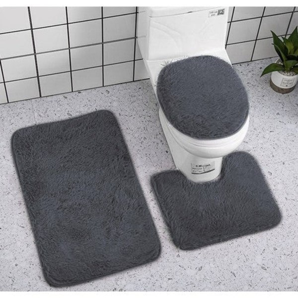 Set med grå badrumsmattor, toalettsitsöverdrag