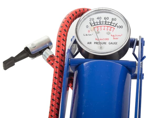 Fotpumpe med manometer 7 bar/100 PSI, 52 cm slang, 2 adaptrar