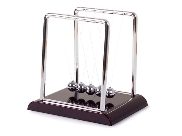 Newtons pendul 5 kugler skrivebordsmodel højde 18 cm