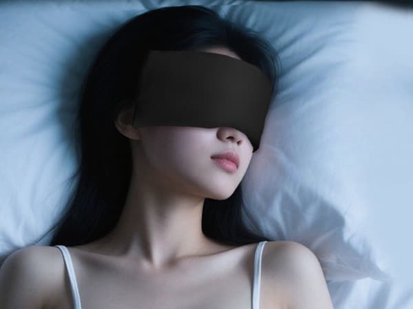 Sovemaske i polyester 70 x 10 cm sort/grå lysblokerende (tilfældig farve)