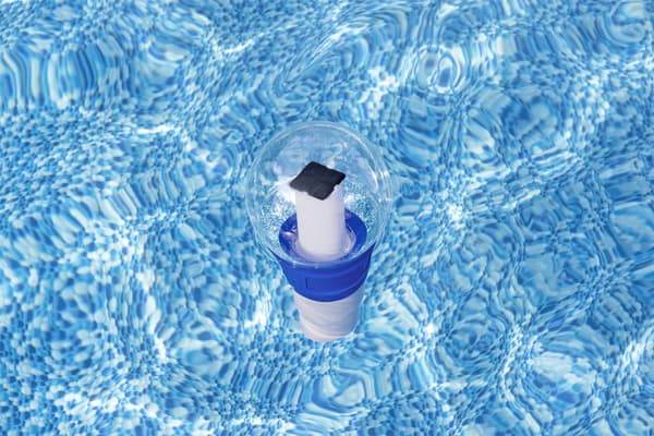 Flytande klor/bromdispenser solcell med LED för 7,6 cm tabletter