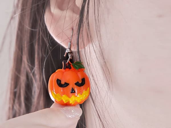 Halloween øreringe i plast 2-pak, vælg motiv (spøgelse/græskar/skelet)