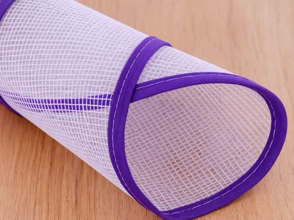 Strykduk skydd i mesh 90 x 40 cm lila med elastisk handrem