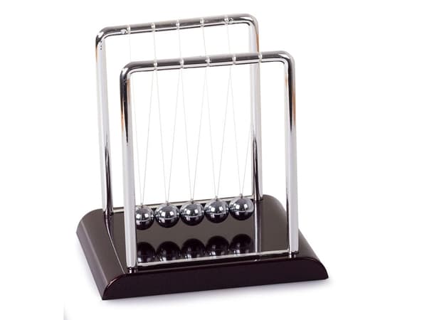 Newtons pendul 5 kugler skrivebordsmodel højde 18 cm