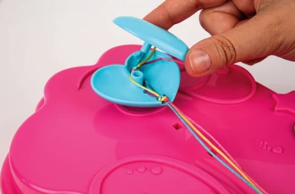 Armbandskit för barn 7+ med vävram, pärlor och trådar