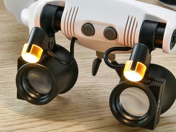 Otsaluuppi LED-valolla ja 14 linssillä 3x–10x valkoinen/musta