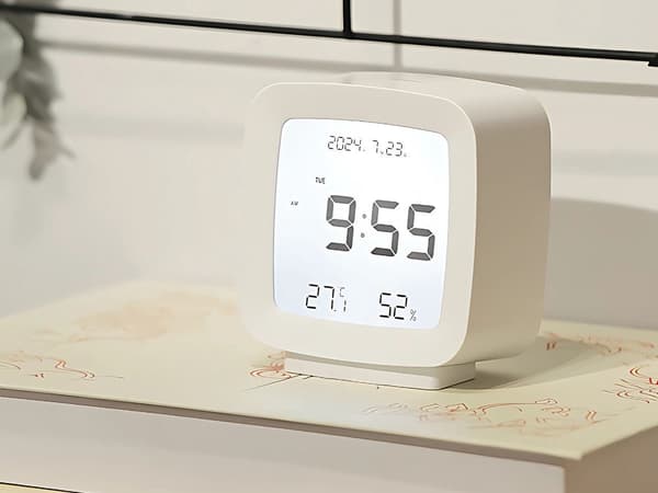 Digitalt vækkeur LCD med dato temp luftfugtighed hvid 8x8,5 cm