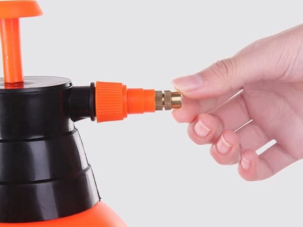 Tryksprøjte 2 L til planter med justerbar dyse og låsefunktion orange