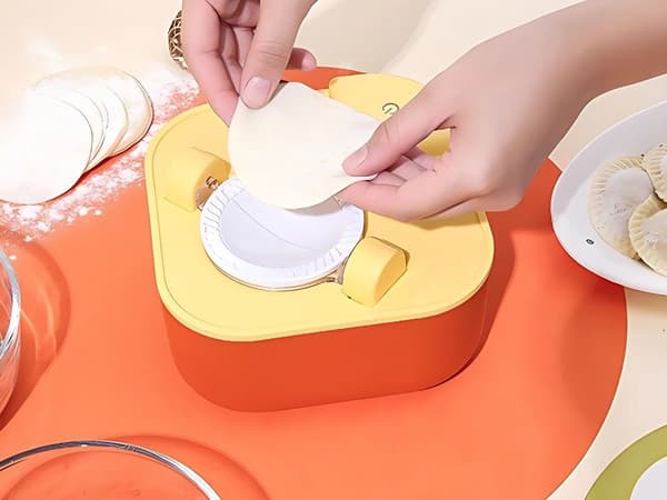 Elektrisk dumplingmaskine 8 cm, USB-opladning, spatel/børste, mix farve