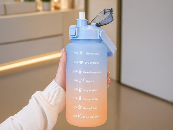 Vattenflaska 2 liter med sugrör och måttskala blå/orange