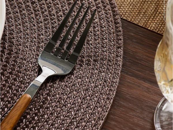 Pyöreä muovinen pöytätabletti punottu ruskea 38 cm 1 kpl
