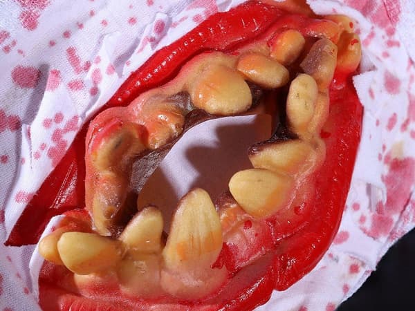 Halloweenmaske gummi universal med blodige tænder