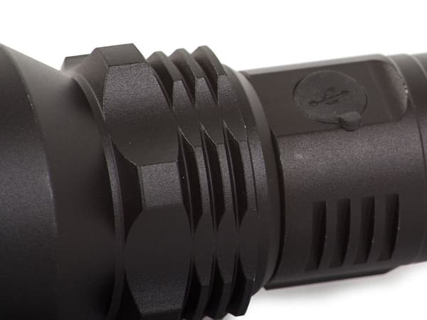 Genopladelig lommelygte CREE XHP50 zoom IPX5 med 2 batterier