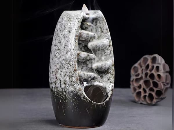 Duftfontæne røgelsesvandfald i keramik grå 20x9 cm med 10 koner