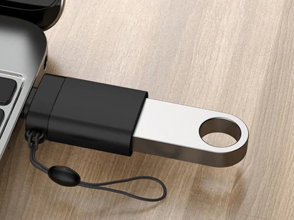 USB-C–USB-A 3.0 OTG-adapteri musta 1,5x3 cm nauhalla