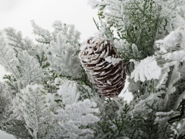 Kunstigt juletræ 45 cm med sneeffekt træfod grøn