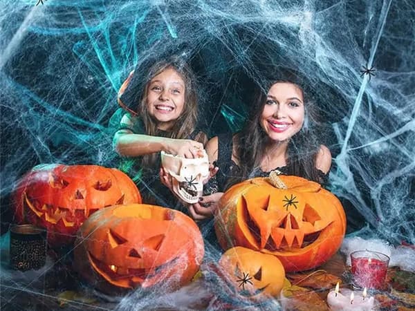 Halloween edderkoppespind hvidt, strækbart inkl. 4 edderkopper