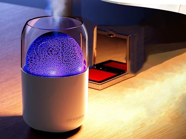 Ilmankostutin 300 ml aromaterapialla LED-valolla USB 14,5x8,5 cm