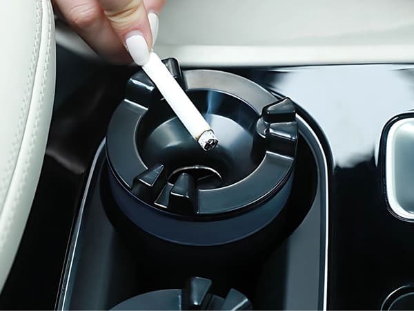 Askebæger til bil 13x6 cm med cigaretslukker og holder sort