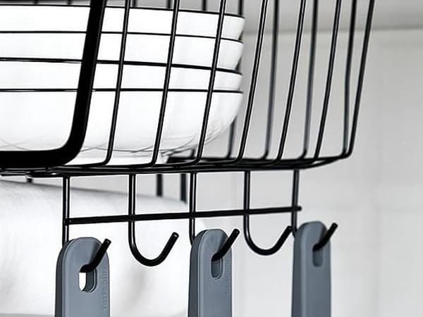 Hængende opbevaringskurv til under hylde med 5 kroge sort metal