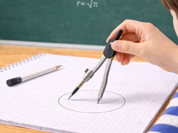 Geometriasetti 9 osaa kotelolla kompassi viivoitin kulmaviivain