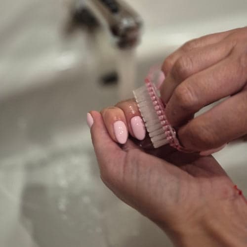 Engångs manikyrborstar 50-pack rosa med kosmetikväska