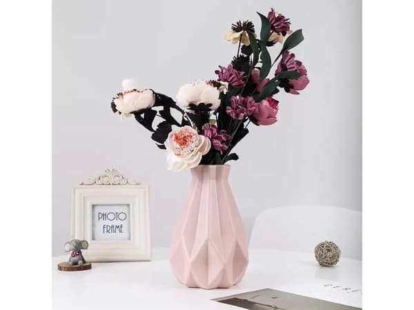 Plastvase 20 cm 1,5 L geometrisk form, blandede farver (tilfældig)