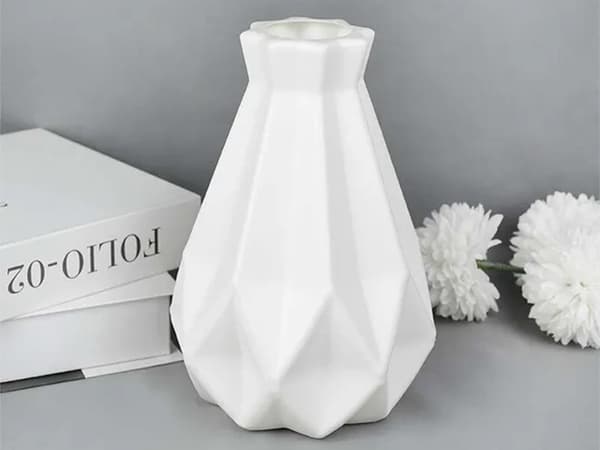 Plastvase 20 cm 1,5 L geometrisk form, blandede farver (tilfældig)