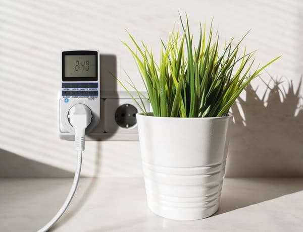 Digital ugetimer 230V 16A 3680W med batteribackup, hvid