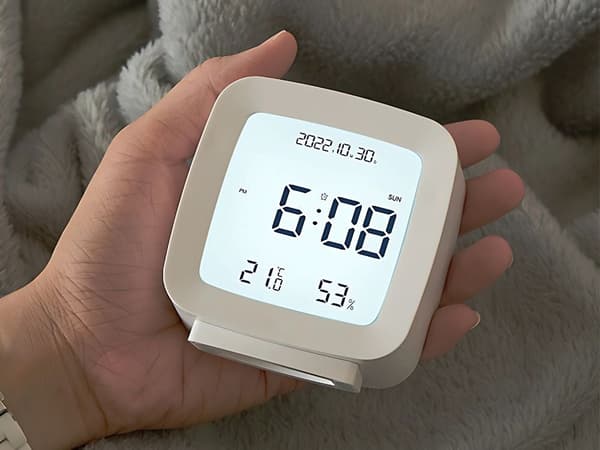 Digitalt vækkeur LCD med dato temp luftfugtighed hvid 8x8,5 cm