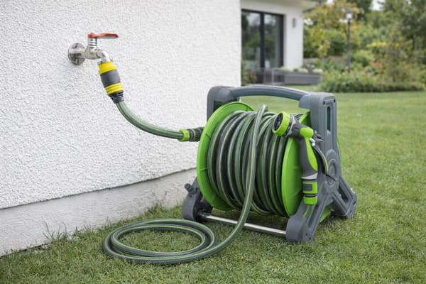 Trädgårdsslang på slangvinda 20 m 1/2 med väggfäste och munstycke