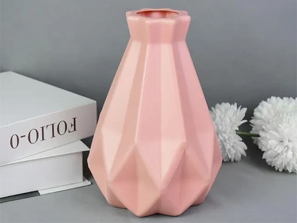 Plastvase 20 cm 1,5 L geometrisk form, blandede farver (tilfældig)