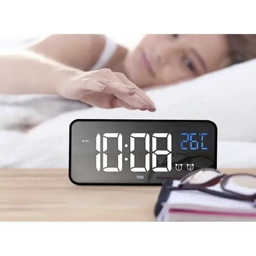 LED-vækkeur sort med lydaktivering, snooze, temp, USB-C/batteri